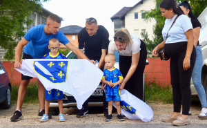 Foto: Dž.K. / Radiosarajevo.ba / Navijači čekaju na ulazu u Kamp Butmir