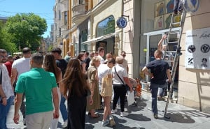Foto: Fena / Velika gužva ispred i u fan shopu