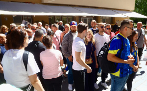 Foto: Dž. K. / Radiosarajevo.ba / Velika gužva i ispred i u fan shopu