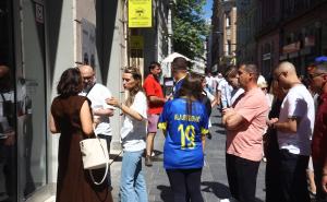 Foto: Dž. K. / Radiosarajevo.ba / Velika gužva i ispred i u fan shopu