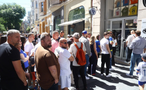 Foto: Dž. K. / Radiosarajevo.ba / Velika gužva i ispred i u fan shopu