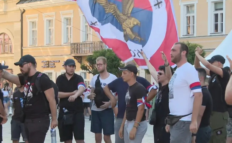 Pripadnici ekstremističke grupe 'Srpski soko' u Novom Sadu skandiraju Mladiću, 2024.