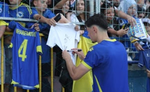 Foto: Nogometni savez BiH / Zmajevi dijelili autograme i fotografisali se s najmlađim navijačima