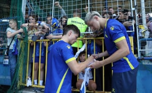Foto: Nogometni savez BiH / Zmajevi dijelili autograme i fotografisali se s najmlađim navijačima