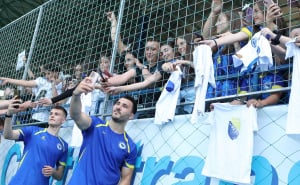 Foto: Nogometni savez BiH / Zmajevi dijelili autograme i fotografisali se s najmlađim navijačima