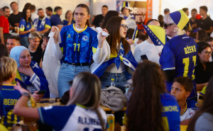 Foto: Dž. K. / Radiosarajevo.ba / Fan zona kod Vijećnice prepuna navijača