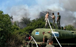 Foto: MO BiH / Pripadnici OS BiH gase požar u Mostaru