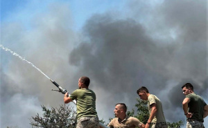 Foto: MO BiH / Pripadnici OS BiH gase požar u Mostaru