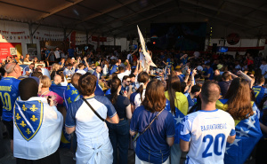 Foto: N. G. / Radiosarajevo.ba / Užarena atmosfera u fan zoni kod Vijećnice