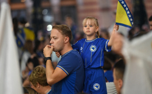 Foto: N. G. / Radiosarajevo.ba / Atmosfera u fan zoni kod Vijećnice