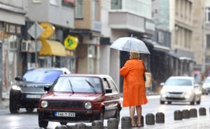 Foto: Dž. K. / Radiosarajevo.ba / Šetnja po kiši u Sarajevu