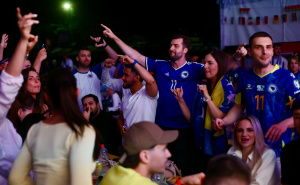 Foto: Dž. K. / Radiosarajevo.ba / Atmosfera u fan zoni na Trgu oslobođenja - Alija Izetbegović