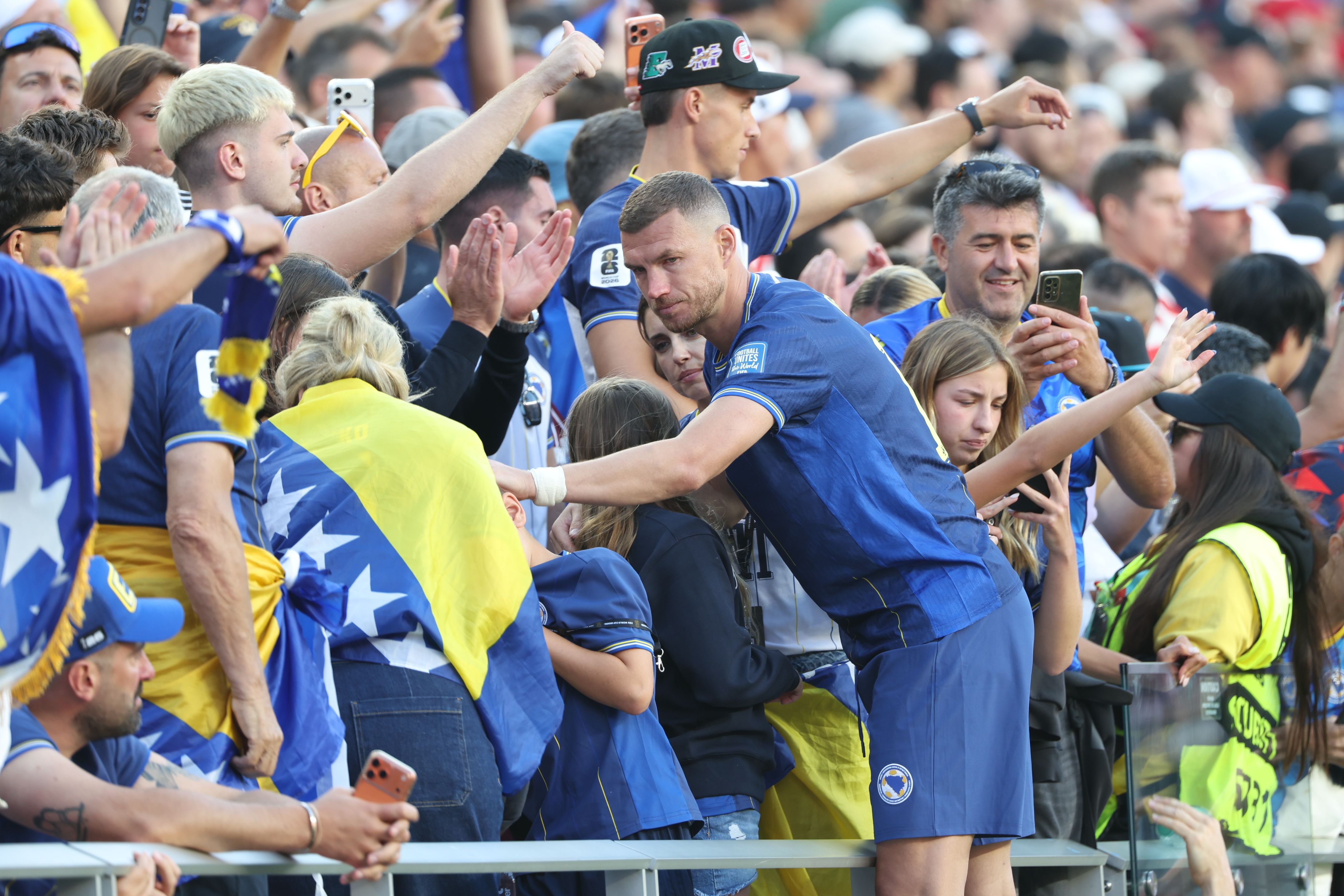Edin Džeko na tribinama s porodicom
