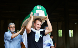 Foto: Dž.K. / Radiosarajevo.ba / Tabuti izneseni na Musalu