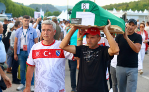 Foto: Dž.K. / Radiosarajevo.ba / Tabuti izneseni na Musalu