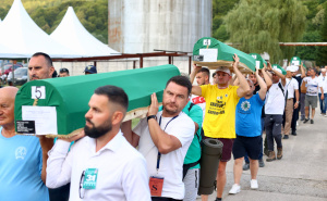 Foto: Dž.K. / Radiosarajevo.ba / Tabuti izneseni na Musalu