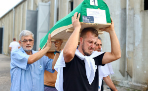 Foto: Dž.K. / Radiosarajevo.ba / Tabuti izneseni na Musalu