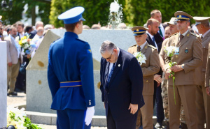 Foto: Dž.K. / Radiosarajevo.ba / Odavanje počasti na Memorijalnom kamenu