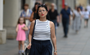 Foto: N. G. / Radiosarajevo.ba / Građani Sarajeva nose cvijet Srebrenice