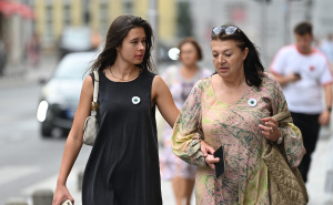 Foto: N. G. / Radiosarajevo.ba / Građani Sarajeva nose cvijet Srebrenice