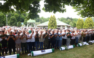 Foto: Dž.K. / Radiosarajevo.ba / Klanjana dženaza za 10 žrtava genocida