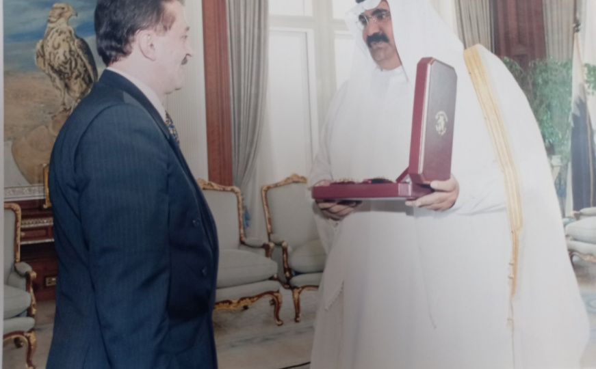 Emir Katara odlikuje Nusreta Čančara ordenom za zasluge