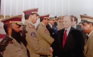 Foto: Ustupljeno za portal Radiosarajevo.ba / Alija Izetbegović u posjeti Generalštabu Katara, 1998.