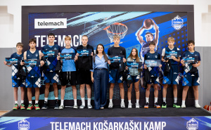 Foto: Telemach / Završen jubilAlta Hodžić Marketing Director Sektor za marketinške komunikacije Telemach BH_uručenje vaučera2arni 10. Telemach košarkaški kamp