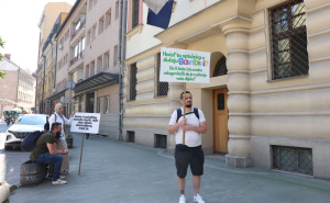Foto: N.G./Radiosarajevo.ba / Mirno okupljanje roditelja dječaka iz Hadžića kojeg su odgajateljice zlostavljale u vrtiću