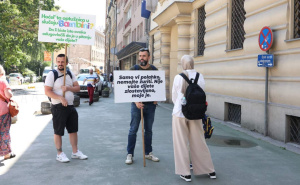 Foto: N.G./Radiosarajevo.ba / Mirno okupljanje roditelja dječaka iz Hadžića kojeg su odgajateljice zlostavljale u vrtiću