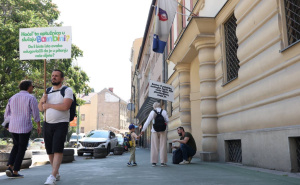 Foto: N.G./Radiosarajevo.ba / Mirno okupljanje roditelja dječaka iz Hadžića kojeg su odgajateljice zlostavljale u vrtiću