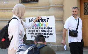 Foto: N.G./Radiosarajevo.ba / Mirno okupljanje roditelja dječaka iz Hadžića kojeg su odgajateljice zlostavljale u vrtiću