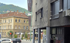 FOTO: Radiosarajevo.ba / Obrušavanje fasade, ulica Đoke Mazalića