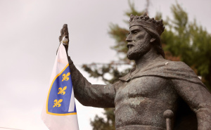 Foto: Dž.K. / Radiosarajevo.ba / Ljiljani na spomeniku Tvrtka I Kotromanića