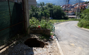 Foto: Dž.K. / Radiosarajevo.ba / Velešići - ogromne rupe