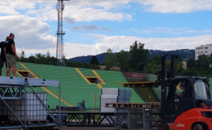 Foto: M. B. / Radiosarajevo.ba / Postavljanje bine uoči koncerta Dine Merlina