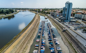 Foto: Pixsell / David Jerković / Pogled iz zraka na rekordno nizak vodostaj rijeke Drave kod Osijeka