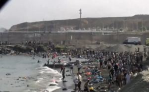 Foto: Screenshot / X / Migranti prelaze granicu u Ceuti