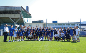 Foto: FK Željezničar / Facebook / Igrači Želje s djecom i članovima udruženja
