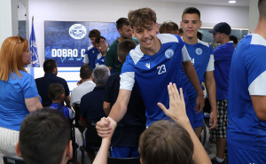 FK Željezničar / Igrači i članovi Želje s djecom i članovima udruženja