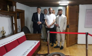 Foto: Predsjedništvo BiH / Denis Bećirović otvorio muzej u Cazinu