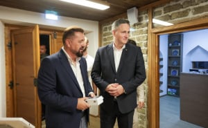 Foto: Predsjedništvo BiH / Denis Bećirović otvorio muzej u Cazinu