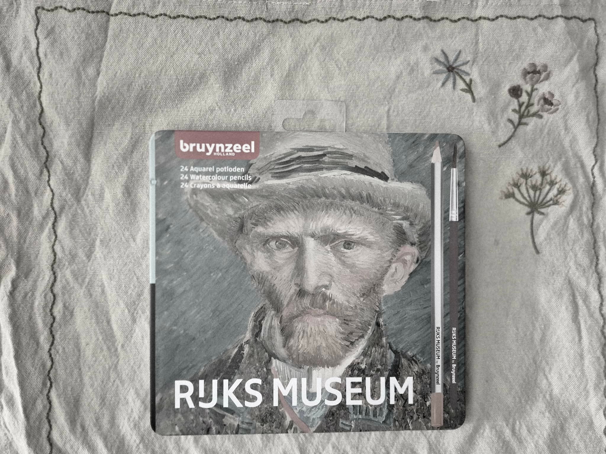Limena kutija s drvenim bojicama