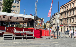 Foto: S.S. / Radiosarajevo.ba / Postavljen crveni tepih ispred Narodnog pozorišta