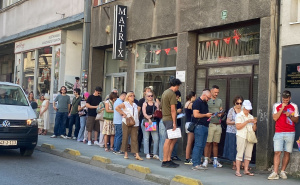 Foto: S.S. / Radiosarajevo.ba / Postavljen crveni tepih ispred Narodnog pozorišta