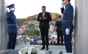 Foto: Predsjedništvo BiH / Denis Bećirović odao počast Izetu Naniću