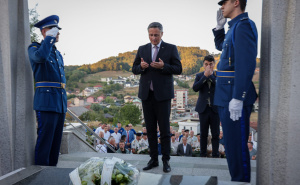Foto: Predsjedništvo BiH / Denis Bećirović odao počast Izetu Naniću