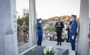 Foto: Predsjedništvo BiH / Denis Bećirović odao počast Izetu Naniću