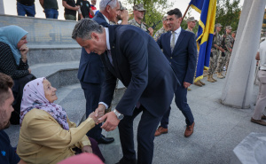 Foto: Predsjedništvo BiH / Denis Bećirović odao počast Izetu Naniću
