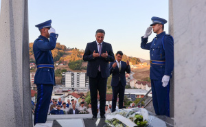 Foto: Predsjedništvo BiH / Denis Bećirović odao počast Izetu Naniću